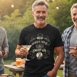 Swamp Gin Mash 4077 Tribute T-shirt Vintage tv-show fanart T-shirt uniseks katoen poly lichtgewicht comfortabel cadeau voor alcoholdrinkers