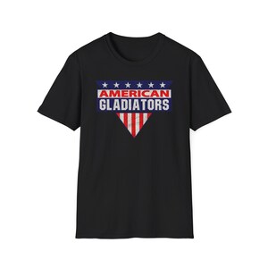 ヴィンテージ アメリカン グラディエーターズ Tシャツ フラッグ シールド グラフィック 愛国的なレトロ スポーツ Tシャツ USA プライド シャツ レトロ 80 年代 テレビ番組へのギフト Black