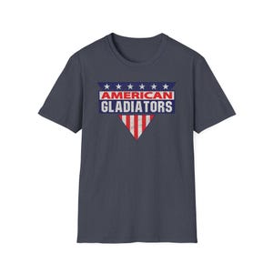 ヴィンテージ アメリカン グラディエーターズ Tシャツ フラッグ シールド グラフィック 愛国的なレトロ スポーツ Tシャツ USA プライド シャツ レトロ 80 年代 テレビ番組へのギフト Heather Navy