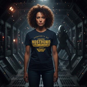 Camiseta icónica de la película de alienígenas USCSS Nostromo. Regalo para amantes de la ciencia ficción. Camiseta ligera y cómoda para atuendos casuales. Diseño de fan art de monstruos espaciales. imagen 4