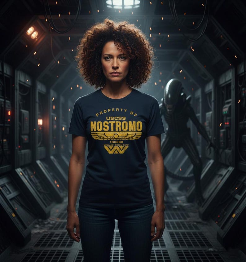 Camiseta icónica de la película de alienígenas USCSS Nostromo. Regalo para amantes de la ciencia ficción. Camiseta ligera y cómoda para atuendos casuales. Diseño de fan art de monstruos espaciales. imagen 4