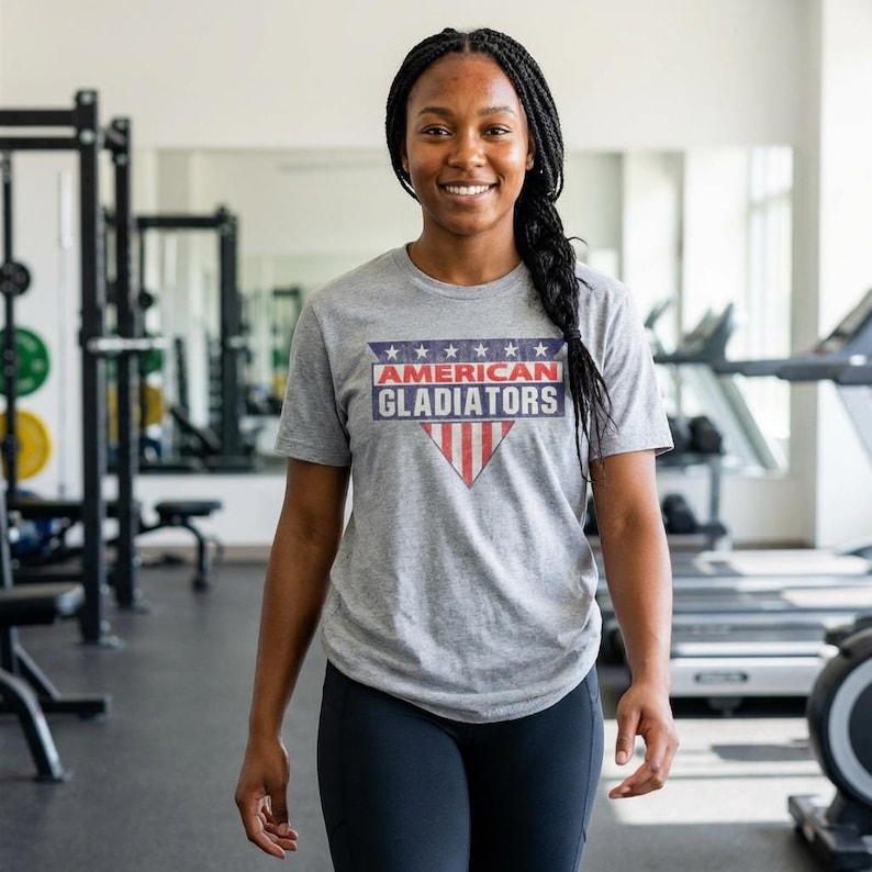 ヴィンテージ アメリカン グラディエーターズ Tシャツ フラッグ シールド グラフィック 愛国的なレトロ スポーツ Tシャツ USA プライド シャツ レトロ 80 年代 テレビ番組へのギフト 画像 3