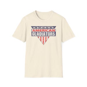 ヴィンテージ アメリカン グラディエーターズ Tシャツ フラッグ シールド グラフィック 愛国的なレトロ スポーツ Tシャツ USA プライド シャツ レトロ 80 年代 テレビ番組へのギフト Natural