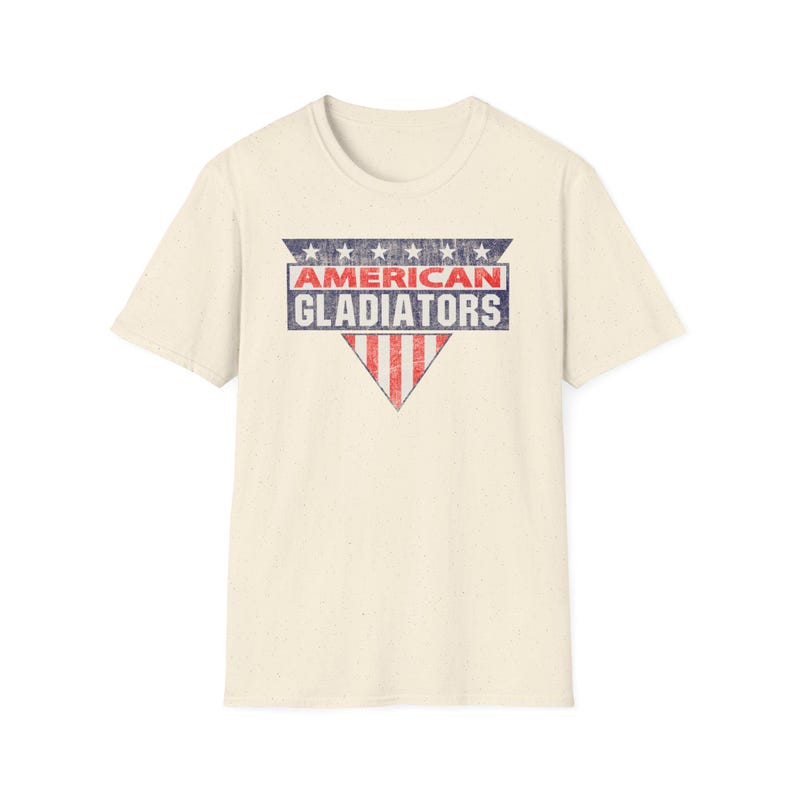 ヴィンテージ アメリカン グラディエーターズ Tシャツ フラッグ シールド グラフィック 愛国的なレトロ スポーツ Tシャツ USA プライド シャツ レトロ 80 年代 テレビ番組へのギフト Natural