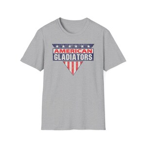 ヴィンテージ アメリカン グラディエーターズ Tシャツ フラッグ シールド グラフィック 愛国的なレトロ スポーツ Tシャツ USA プライド シャツ レトロ 80 年代 テレビ番組へのギフト Sport Grey