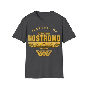 Camiseta icónica de la película de alienígenas USCSS Nostromo. Regalo para amantes de la ciencia ficción. Camiseta ligera y cómoda para atuendos casuales. Diseño de fan art de monstruos espaciales. Dark Heather