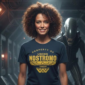 Camiseta icónica de la película de alienígenas USCSS Nostromo. Regalo para amantes de la ciencia ficción. Camiseta ligera y cómoda para atuendos casuales. Diseño de fan art de monstruos espaciales. imagen 1