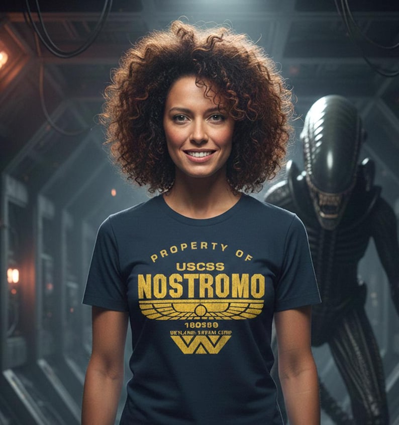 Camiseta icónica de la película de alienígenas USCSS Nostromo. Regalo para amantes de la ciencia ficción. Camiseta ligera y cómoda para atuendos casuales. Diseño de fan art de monstruos espaciales. imagen 1