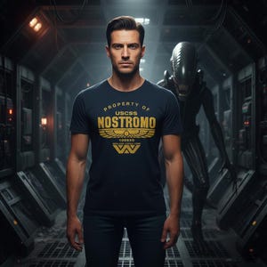Camiseta icónica de la película de alienígenas USCSS Nostromo. Regalo para amantes de la ciencia ficción. Camiseta ligera y cómoda para atuendos casuales. Diseño de fan art de monstruos espaciales. imagen 3