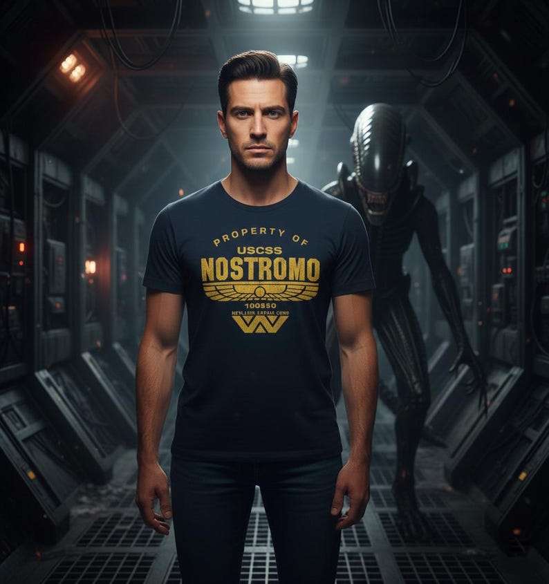 Camiseta icónica de la película de alienígenas USCSS Nostromo. Regalo para amantes de la ciencia ficción. Camiseta ligera y cómoda para atuendos casuales. Diseño de fan art de monstruos espaciales. imagen 3