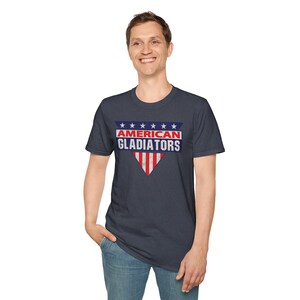 ヴィンテージ アメリカン グラディエーターズ Tシャツ フラッグ シールド グラフィック 愛国的なレトロ スポーツ Tシャツ USA プライド シャツ レトロ 80 年代 テレビ番組へのギフト 画像 9