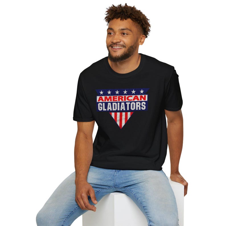ヴィンテージ アメリカン グラディエーターズ Tシャツ フラッグ シールド グラフィック 愛国的なレトロ スポーツ Tシャツ USA プライド シャツ レトロ 80 年代 テレビ番組へのギフト 画像 10