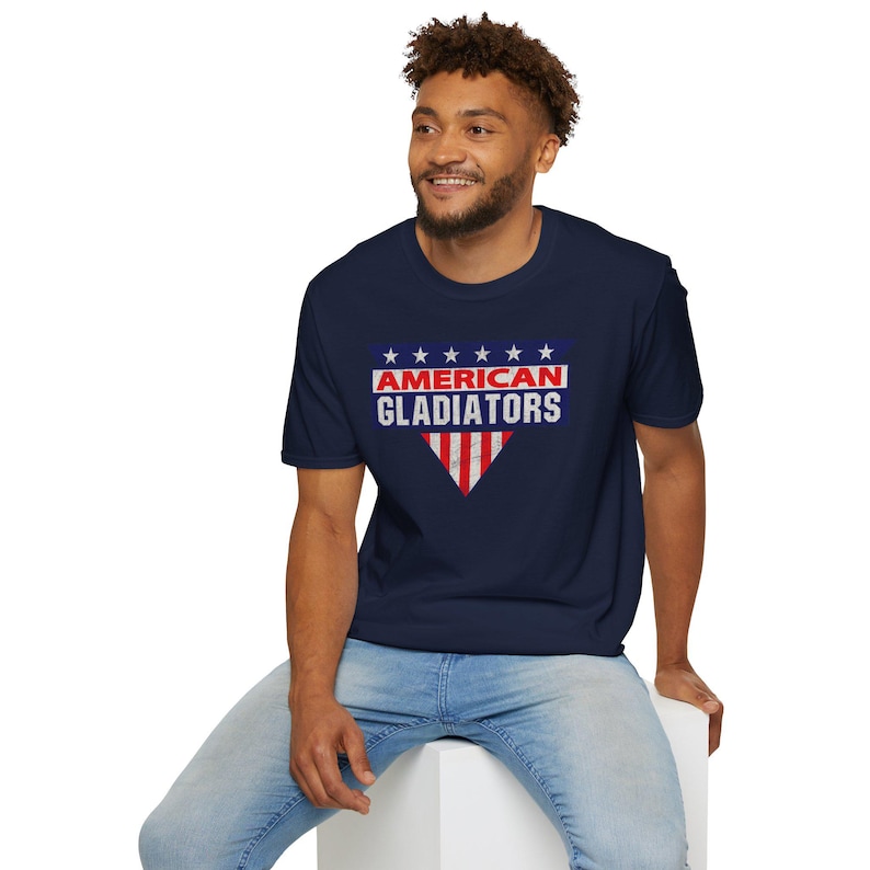 ヴィンテージ アメリカン グラディエーターズ Tシャツ フラッグ シールド グラフィック 愛国的なレトロ スポーツ Tシャツ USA プライド シャツ レトロ 80 年代 テレビ番組へのギフト 画像 7