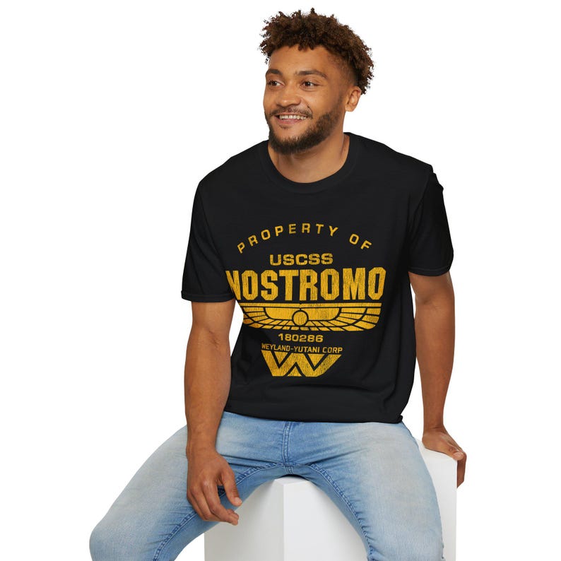 Camiseta icónica de la película de alienígenas USCSS Nostromo. Regalo para amantes de la ciencia ficción. Camiseta ligera y cómoda para atuendos casuales. Diseño de fan art de monstruos espaciales. imagen 8