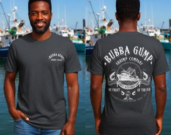 Camiseta unisex con estampado frontal y trasero de la película de 1995, inspirada en Bubba Gump Shrimp Company. 100% algodón. Diseño de fan art. Regalo ideal para cinéfilos.