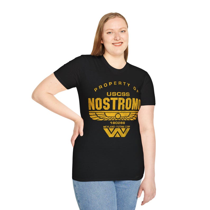 Camiseta icónica de la película de alienígenas USCSS Nostromo. Regalo para amantes de la ciencia ficción. Camiseta ligera y cómoda para atuendos casuales. Diseño de fan art de monstruos espaciales. imagen 5