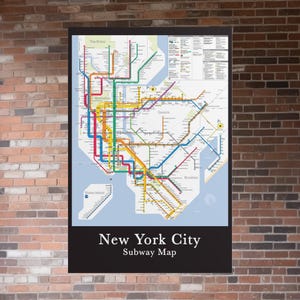 Op de afbeelding: Een ingelijste New York City Subway Map. De kaart toont een kleurrijke, gedetailleerde weergave van de metrolijnen, waarbij elke lijn zich onderscheidt door een unieke kleur. De titel "New York City Subway Map" staat in witte tekst op een zwarte banner.