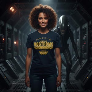 Camiseta icónica de la película de alienígenas USCSS Nostromo. Regalo para amantes de la ciencia ficción. Camiseta ligera y cómoda para atuendos casuales. Diseño de fan art de monstruos espaciales. imagen 2