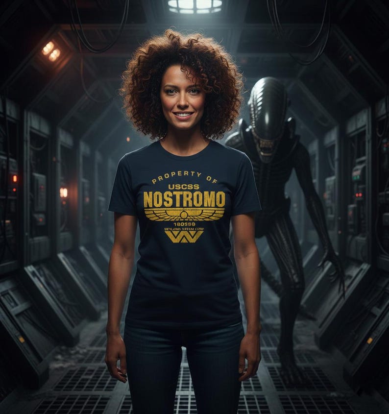 Camiseta icónica de la película de alienígenas USCSS Nostromo. Regalo para amantes de la ciencia ficción. Camiseta ligera y cómoda para atuendos casuales. Diseño de fan art de monstruos espaciales. imagen 2