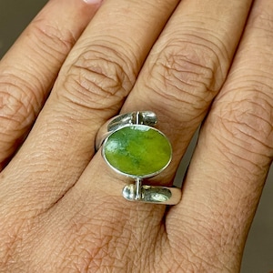 Size US 8 - Reversible Serpentine Stone and Mother of Pearl Ring