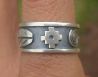 Anillo de plata con chakana, hoja de coca y pachamama