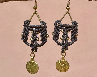 Boucles d'oreilles en macramé bleu avec crochets en laiton