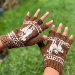 Braune fingerlose Handschuhe
