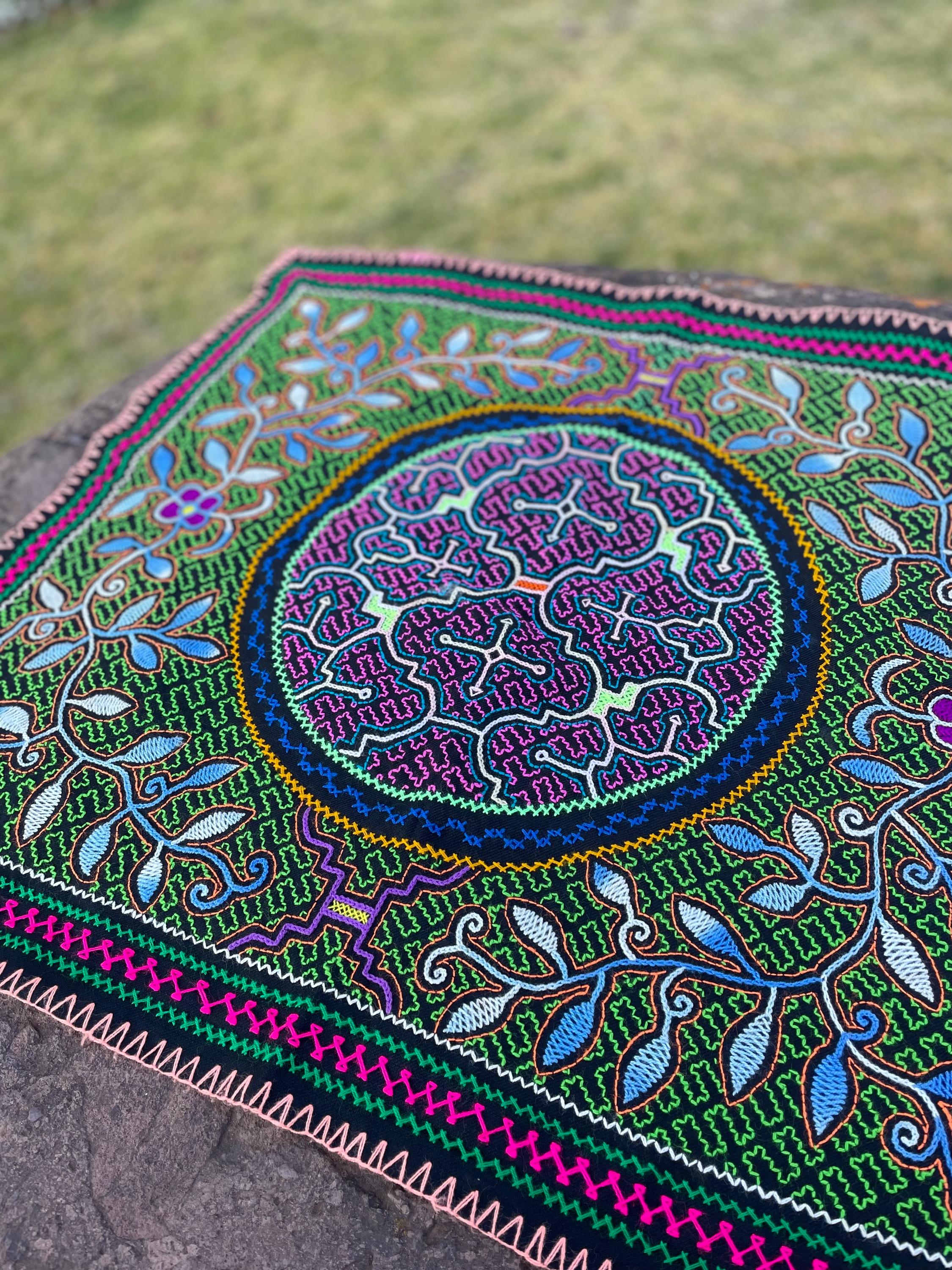 シピボ族の祭壇/テーブルクロス、刺繍。 - Etsy 日本