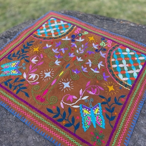 Noya Rao - Ołtarz Shipibo/obrus, haft.