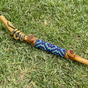 Kuripe in legno con perline con serpente