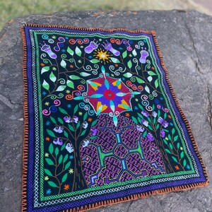 Noya Rao - Ołtarz Shipibo/obrus, haft.