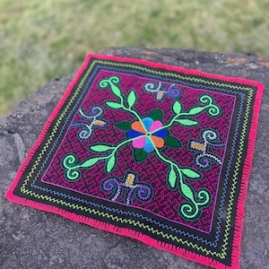 Obrus ołtarzowy/stołowy Shipibo, haft.