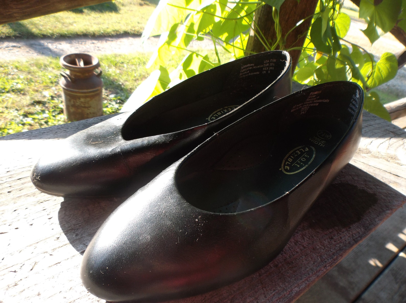 black flat ballet shoes with kitten heel: audrey hepburn, belle beauty and the beast, mod, mad men, preppy, ivy league, twiggy,