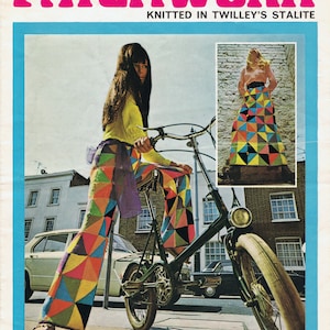 Puede incluir: Una mujer con un traje de pantalón de patchwork colorido y una blusa amarilla está montando en bicicleta. El traje está hecho de cuadrados y triángulos de diferentes colores. La mujer tiene el pelo largo y oscuro y lleva un brazalete en el tobillo. La imagen es de una revista de patrones de tejido vintage.