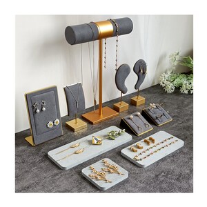 グレーのマイクロファイバー製ジュエリーディスプレイセット：メタルベースオーガナイザー、ヴィンテージスタイル