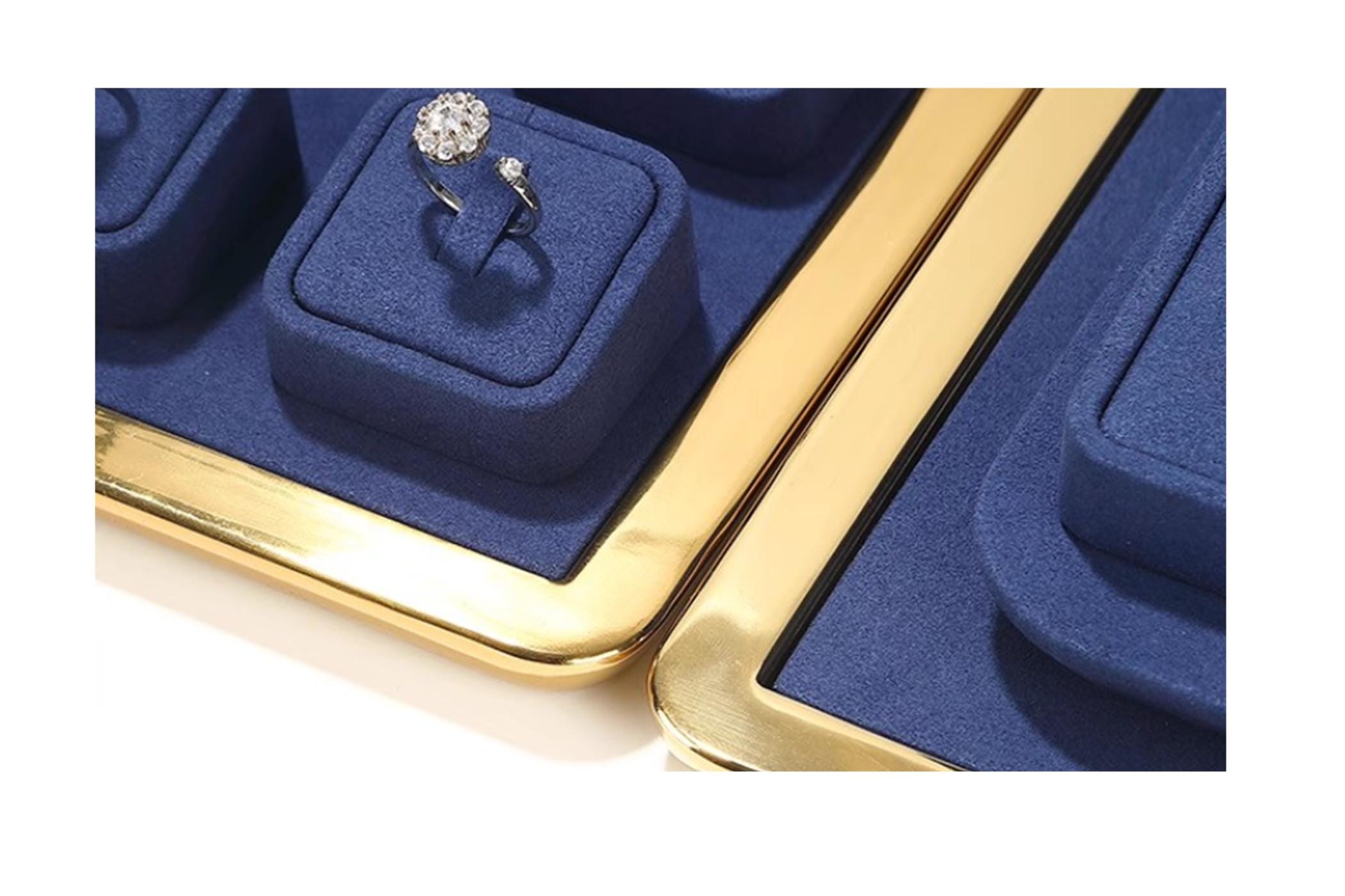 Espositore per gioielli in velluto blu navy: vassoio con base in metallo, porta anelli e orecchini - Italia