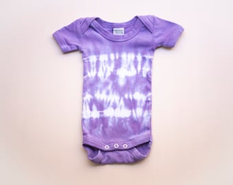 3 MO: Lavender Purple tie-dye bodysuit, shibori baby shower gift set, tie-dyed short-sleeved romper, for babies from 3-6 months