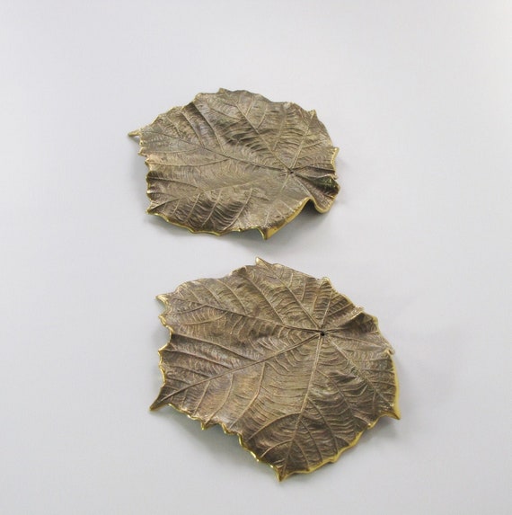 Messing Blatt Platte, Schale, Messing-Wandbehang, Wandplatte, Blatt-Design, komplizierte Detaillierung, elegante Wandkunst, Tischdekoration. Indische Kunst, Weihrauchschale