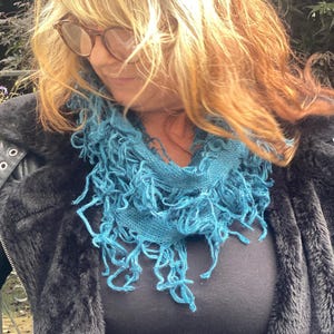 Blauwe shaggy sjaal, funky warme winteromslagdoek, hippie boho, kwastje CADEAU