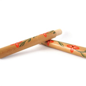 Puede incluir: Dos estuches de madera para agujas con dise&ntilde;os florales rojos y verdes. Los estuches est&aacute;n hechos de madera natural y tienen un dise&ntilde;o simple y elegante.