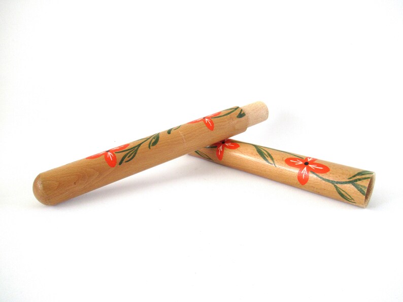 Puede incluir: Dos estuches de madera para agujas con dise&ntilde;os florales rojos y verdes. Los estuches est&aacute;n hechos de madera natural y tienen un dise&ntilde;o simple y elegante.