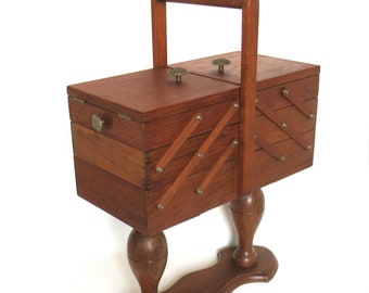 Antieke houten naaidoos op pootjes. Opbergdoos voor naaibenodigdheden of sieraden. Vrijdragende naaidoos. #7DAG104FKB
