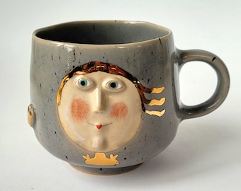 Taza de ángel hecha a mano: cerámica de gres y porcelana con detalles dorados