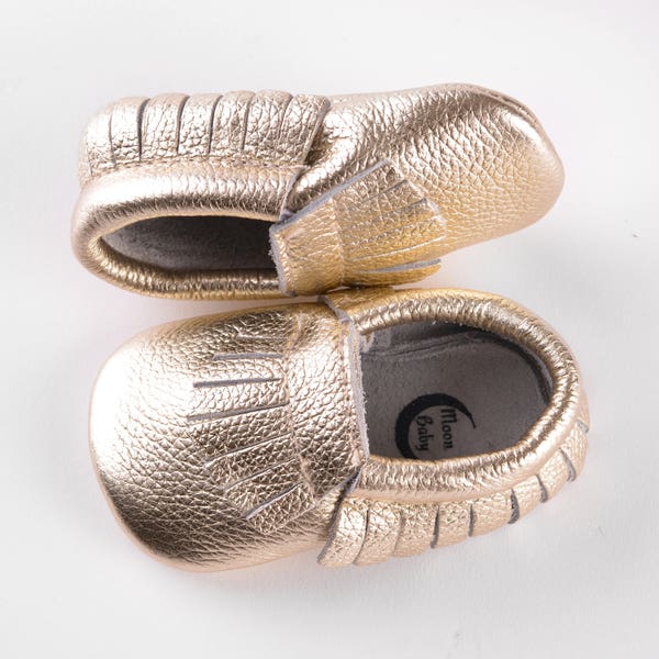 Mocasines de bebé de piel orgánica en color platino dorado