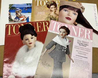 Tonner Doll Co. Lot de catalogues et bulletins d'information 2000-2002 - Tyler Wentworth, Tiny Kitty Collier, Betsy McCall, Kripplebush Kids et plus encore !