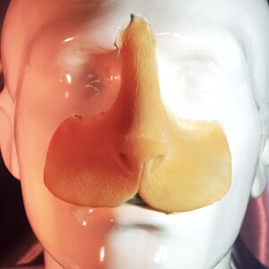 Peut inclure: Un faux nez de couleur jaune clair, con&ccedil;u pour &ecirc;tre port&eacute; sur un nez naturel. La proth&egrave;se est pr&eacute;sent&eacute;e sur une t&ecirc;te de mannequin blanche. Le nez a une forme et une texture r&eacute;alistes, avec un pont et des narines pro&eacute;minents.