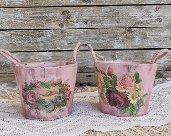 Set di 2 cestini in legno rosa effetto invecchiato, con decorazione decoupage a rose vintage, ideali per riporre oggetti e decorare la casa in stile francese.
