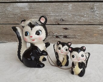 Vintage 1950s Retro Kitsch SKUNK Figurine, Vintage Skunk Mama and Babies Collectible Statue, Kitschy Collectible Figurine, Anthropomorphic