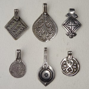 Scelta di 6 piccoli pendenti o ciondoli in argento antico, Marocco meridionale, Nord Africa