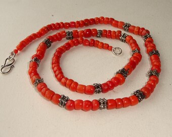 Wunderschöne antike rote Koralle-Halskette mit 16 antiken Silber-Tut-Perlen aus dem Jemen & Sterlingsilber-Verschluss